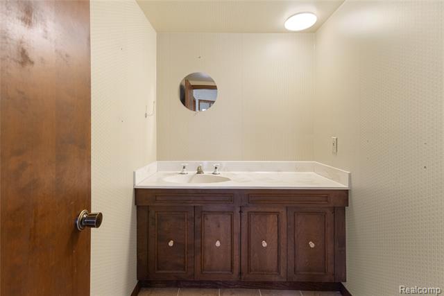 Builiding view seventeen for 6906 Pebblecreek Woods, West Bloomfield, MI. 48322