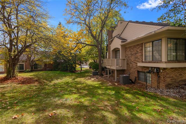 Builiding view thirty eight for 6906 Pebblecreek Woods, West Bloomfield, MI. 48322