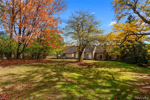 Builiding view thirty nine for 6906 Pebblecreek Woods, West Bloomfield, MI. 48322