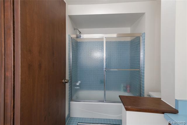 Builiding view thirty one for 6906 Pebblecreek Woods, West Bloomfield, MI. 48322