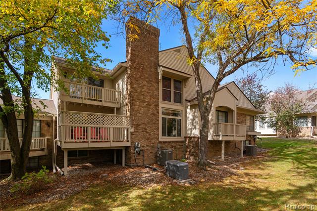 Builiding view thirty seven for 6906 Pebblecreek Woods, West Bloomfield, MI. 48322