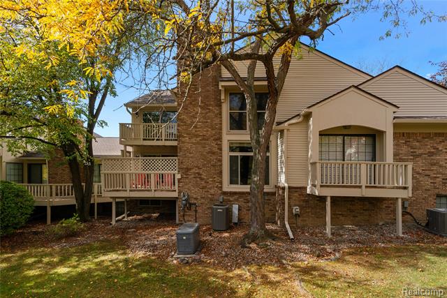 Builiding view thirty six for 6906 Pebblecreek Woods, West Bloomfield, MI. 48322