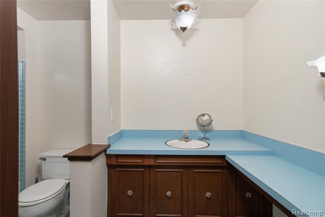 Builiding view thirty for 6906 Pebblecreek Woods, West Bloomfield, MI. 48322