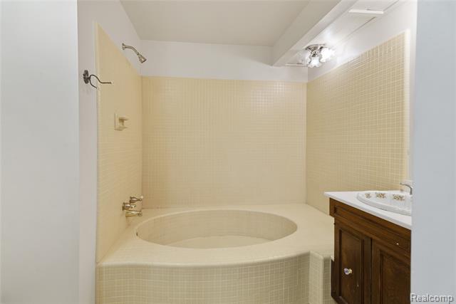 Builiding view twenty six for 6906 Pebblecreek Woods, West Bloomfield, MI. 48322