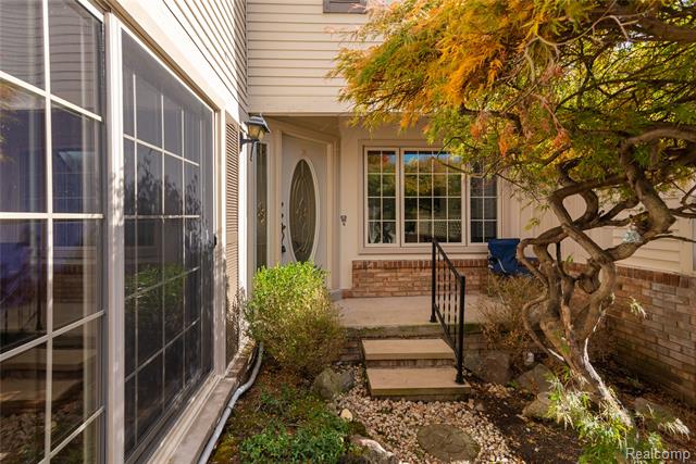 Builiding view two for 6906 Pebblecreek Woods, West Bloomfield, MI. 48322