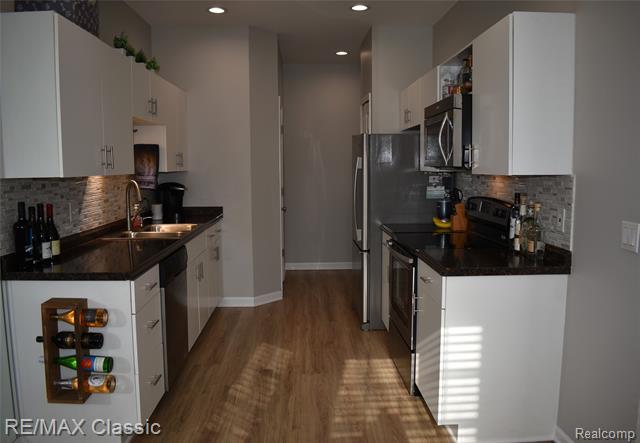 Builiding view eight for 29424 Regents Pointe, Farmington, MI. 48331