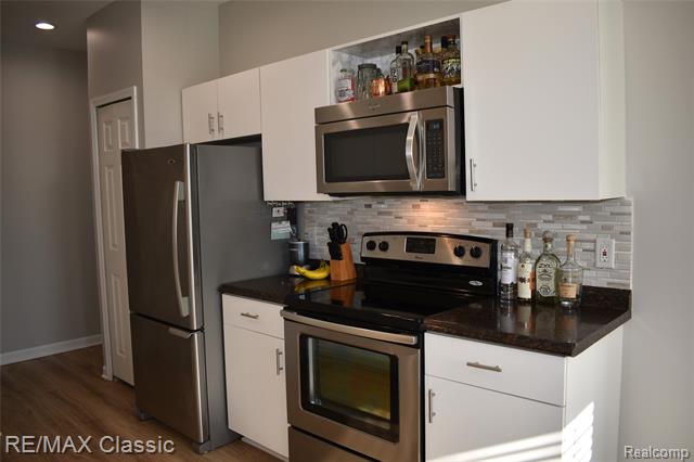 Builiding view eleven for 29424 Regents Pointe, Farmington, MI. 48331