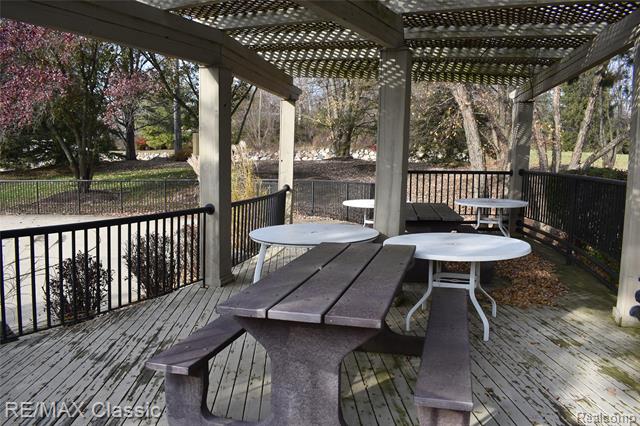 Builiding view fifty four for 29424 Regents Pointe, Farmington, MI. 48331