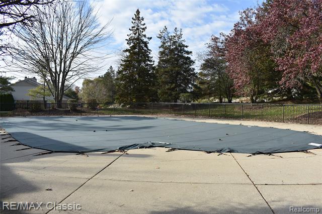 Builiding view fifty one for 29424 Regents Pointe, Farmington, MI. 48331