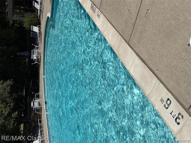 Builiding view fifty two for 29424 Regents Pointe, Farmington, MI. 48331