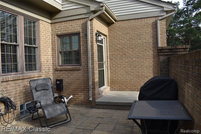 Builiding view forty one for 29424 Regents Pointe, Farmington, MI. 48331