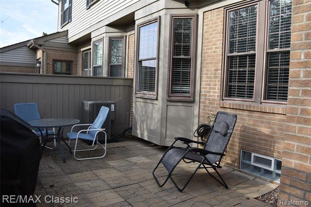 Builiding view forty for 29424 Regents Pointe, Farmington, MI. 48331