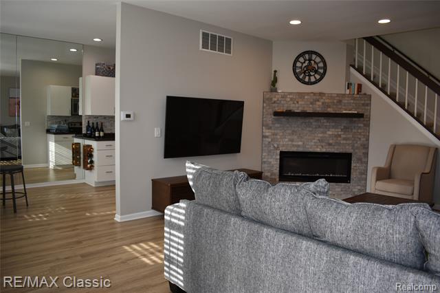 Builiding view four for 29424 Regents Pointe, Farmington, MI. 48331