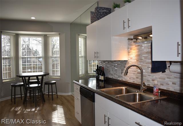 Builiding view nine for 29424 Regents Pointe, Farmington, MI. 48331