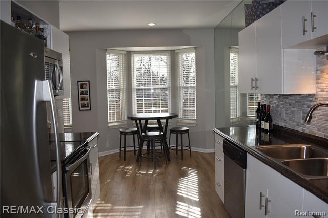 Builiding view seven for 29424 Regents Pointe, Farmington, MI. 48331