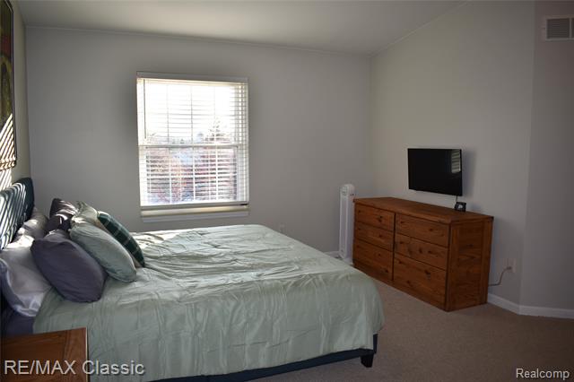 Builiding view seventeen for 29424 Regents Pointe, Farmington, MI. 48331