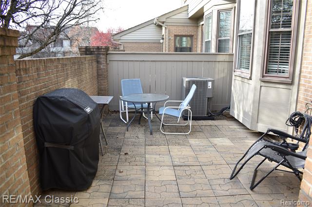 Builiding view thirty eight for 29424 Regents Pointe, Farmington, MI. 48331