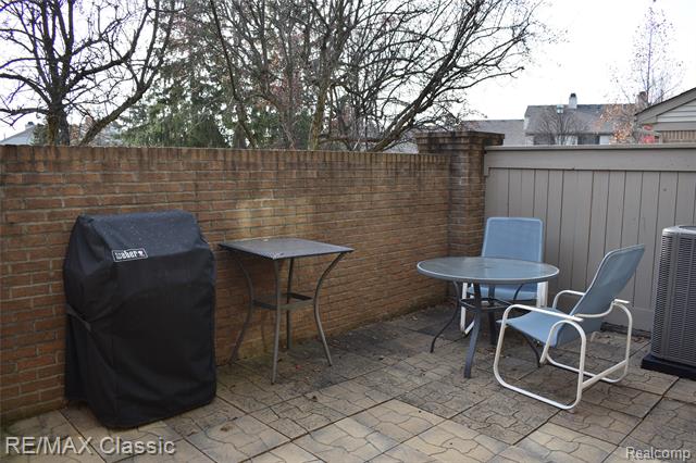 Builiding view thirty nine for 29424 Regents Pointe, Farmington, MI. 48331