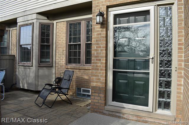 Builiding view thirty seven for 29424 Regents Pointe, Farmington, MI. 48331