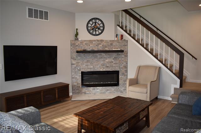 Builiding view three for 29424 Regents Pointe, Farmington, MI. 48331