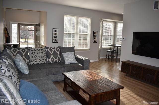 Builiding view two for 29424 Regents Pointe, Farmington, MI. 48331