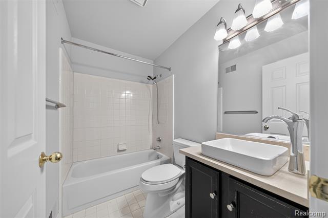 Builiding view fifteen for 141 W Kenilworth, Royal Oak, MI. 48067