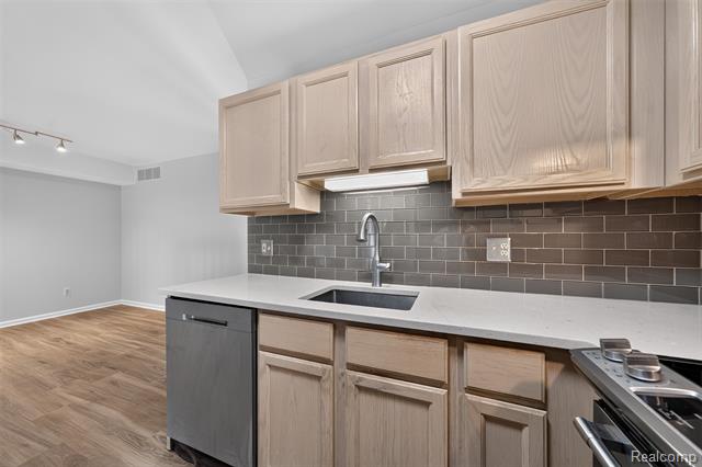 Builiding view nine for 141 W Kenilworth, Royal Oak, MI. 48067