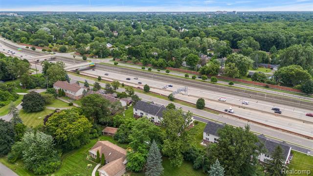 Builiding view fifteen for 19208 W 11 Mile, Southfield, MI. 48076