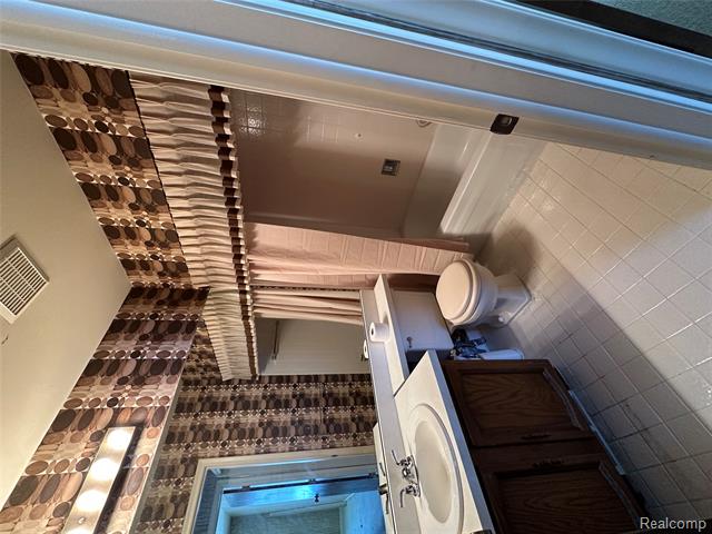 Builiding view eighteen for 26471 Summerdale, Southfield, MI. 48033