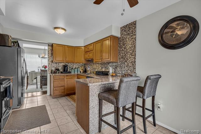 Builiding view fifteen for 26216 Summerdale, Southfield, MI. 48033