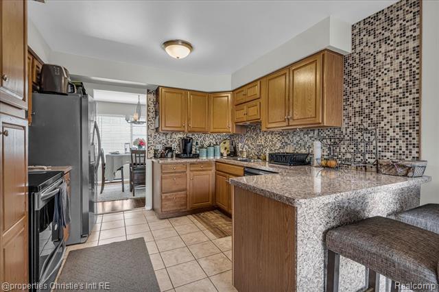 Builiding view fourteen for 26216 Summerdale, Southfield, MI. 48033