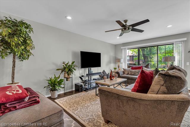 Builiding view nine for 26216 Summerdale, Southfield, MI. 48033