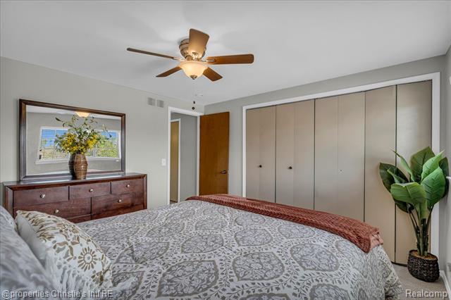 Builiding view nineteen for 26216 Summerdale, Southfield, MI. 48033