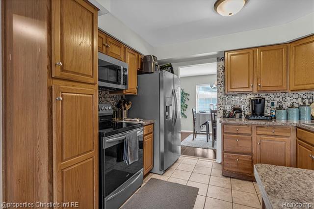 Builiding view sixteen for 26216 Summerdale, Southfield, MI. 48033