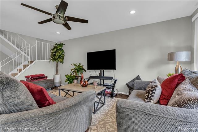 Builiding view ten for 26216 Summerdale, Southfield, MI. 48033