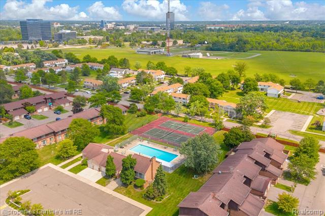 Builiding view thirty eight for 26216 Summerdale, Southfield, MI. 48033