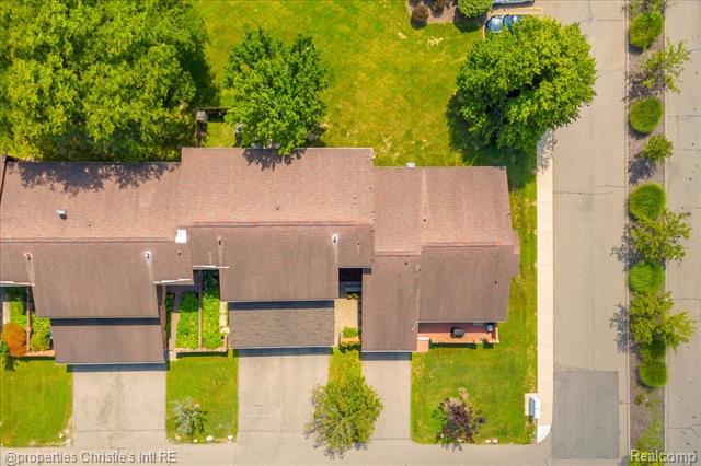 Builiding view thirty five for 26216 Summerdale, Southfield, MI. 48033