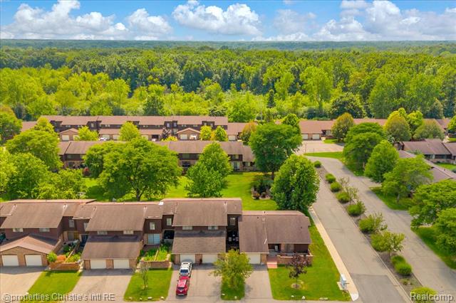 Builiding view thirty four for 26216 Summerdale, Southfield, MI. 48033