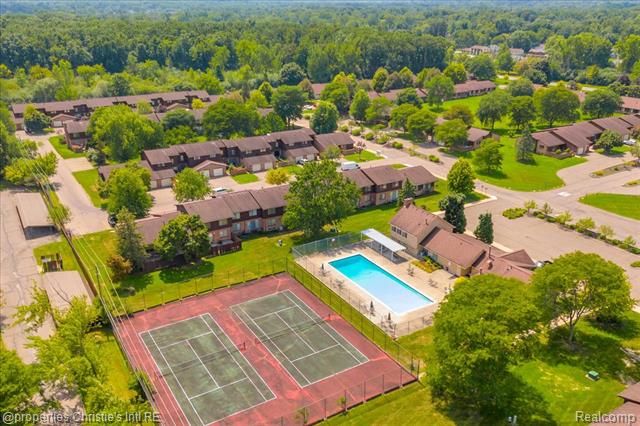 Builiding view thirty nine for 26216 Summerdale, Southfield, MI. 48033