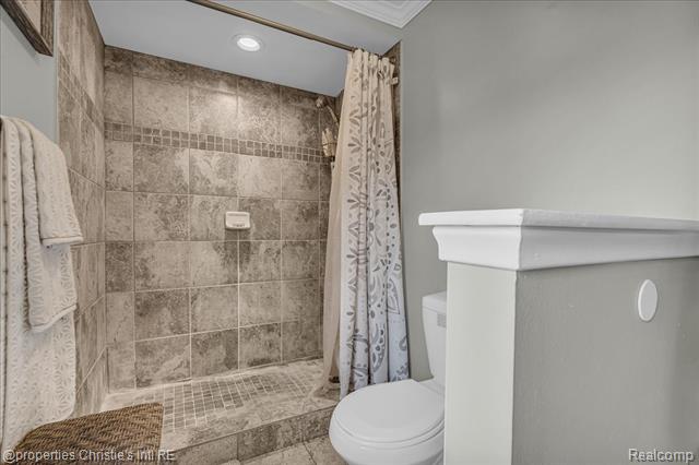 Builiding view twenty eight for 26216 Summerdale, Southfield, MI. 48033