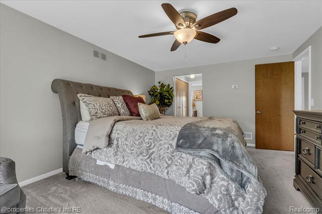 Builiding view twenty four for 26216 Summerdale, Southfield, MI. 48033