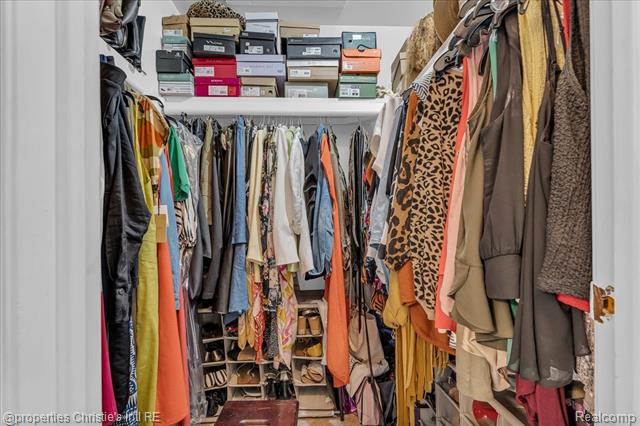 Builiding view twenty six for 26216 Summerdale, Southfield, MI. 48033