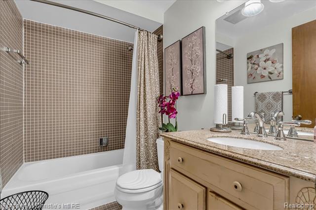 Builiding view twenty for 26216 Summerdale, Southfield, MI. 48033