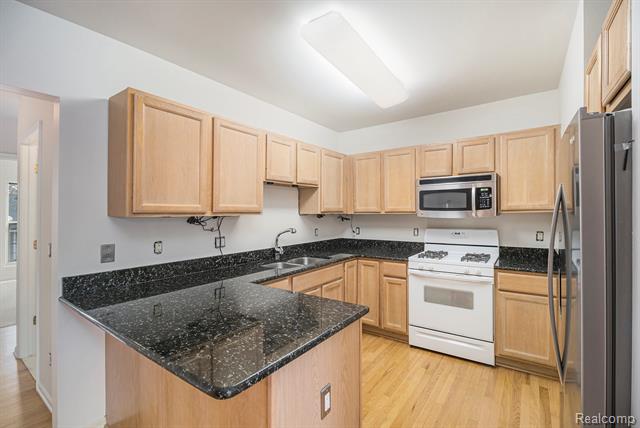 Builiding view ten for 1441 S Main, Royal Oak, MI. 48067