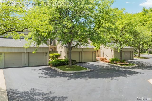 Builiding view forty eight for 39455 Country, Novi, MI. 48375
