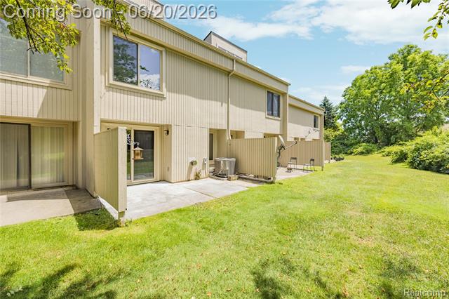 Builiding view forty one for 39455 Country, Novi, MI. 48375