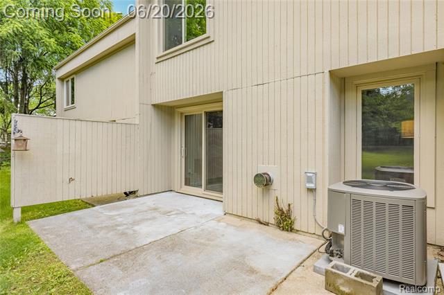 Builiding view forty three for 39455 Country, Novi, MI. 48375