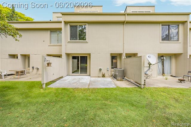 Builiding view forty two for 39455 Country, Novi, MI. 48375