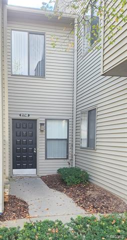 front view for 21740 Indian Creek Dr, Farmington, Mi. 48335