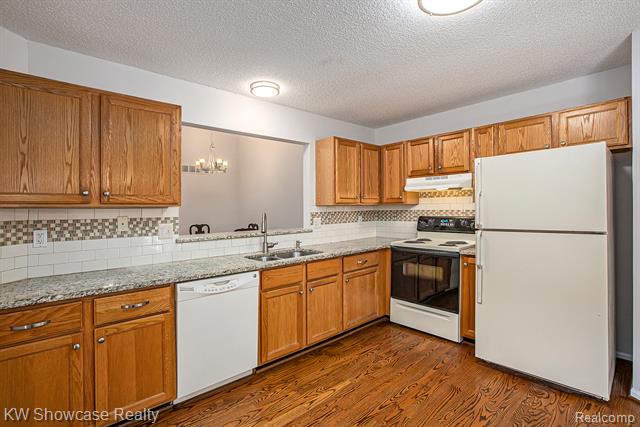 Builiding view eight for 21971 Lancrest, Farmington, MI. 48335